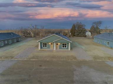 Main picture of 301 W Cottonwood St