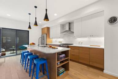 Main picture of 324 N 3rd Ave