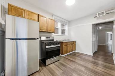 Main picture of 7653 S Kingston Ave