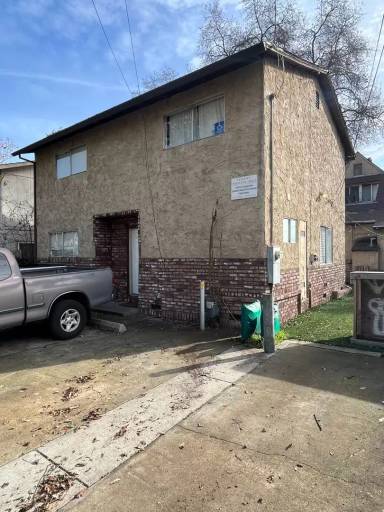 Main picture of 824 W 1st St