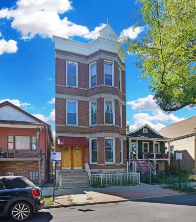 Main picture of 2121 W Superior St
