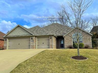 Main picture of 210 Stoney Pointe Dr