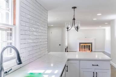 Main picture of 93 Pond St