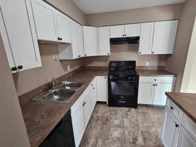 Main picture of 1049 S Main St