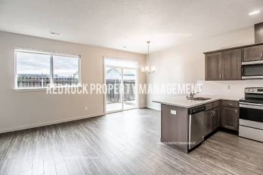 Main picture of 225 S Woodlawn Ln