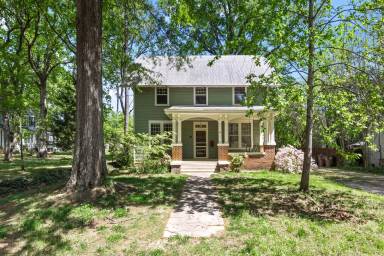 Main picture of 121 E Cedar Ave