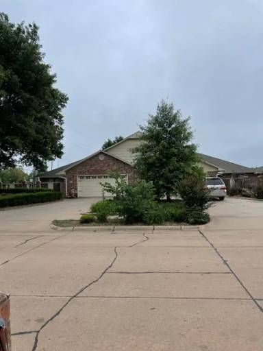 Main picture of 515 E Rogers Dr