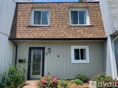 Main picture of 1016 Queens Ct