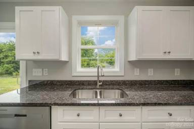 Main picture of 600 W 8th St