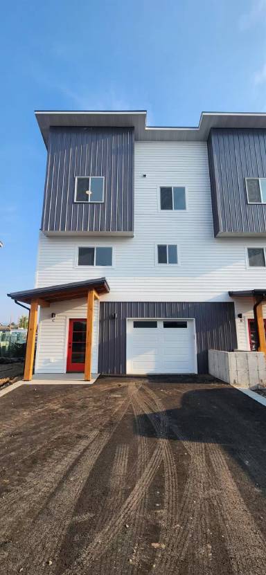 Main picture of 2979 Fen Way