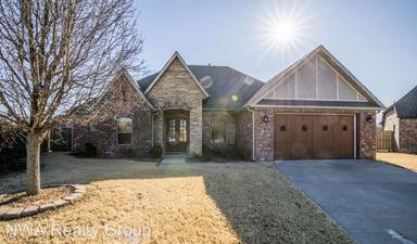 Main picture of 1504 NE Greenbrier Ct