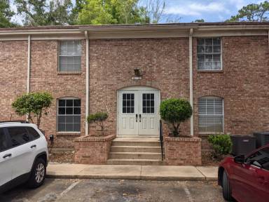 Main picture of Colonial Point Condominiums