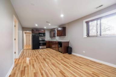 Main picture of 1037 W Polk St