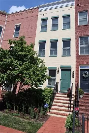 Main picture of 902 3rd St SE