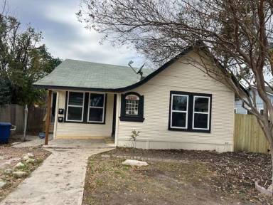 Main picture of 2215 N Elmendorf St