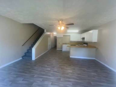 Main picture of 124 Money St