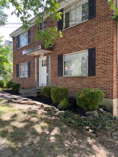 Main picture of 2773 Losantiville Ave