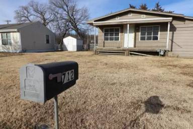 Main picture of 712 W Woodland Ave