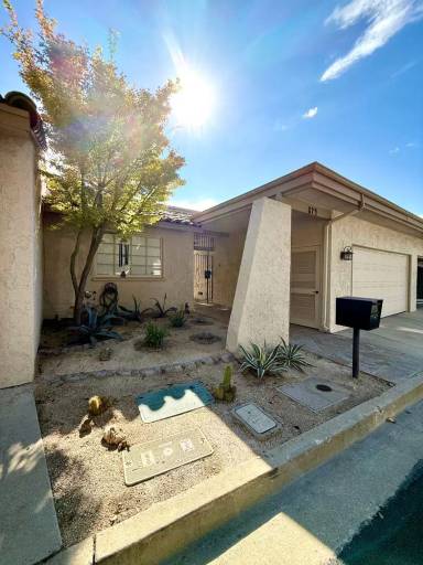 Main picture of 874 W Highpoint Dr