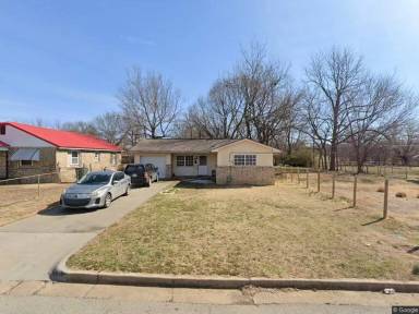 Main picture of 2013 N Quaker Ave