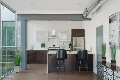 Main picture of 1235 N Franklin St