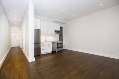 Main picture of 77 W 68th St