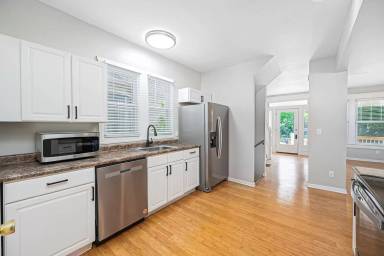 Main picture of 2409 Summit St
