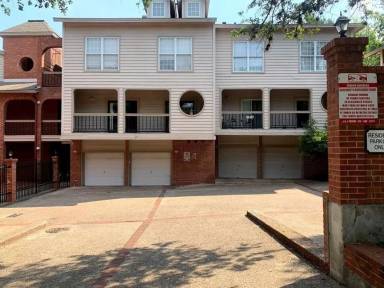 Main picture of 3200 Duval St