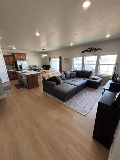 Main picture of 548 Jeanine Dr