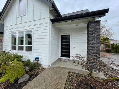 Main picture of 7686 SE Overland St