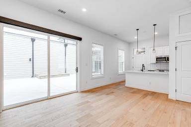 Main picture of 3308 E Marshall St