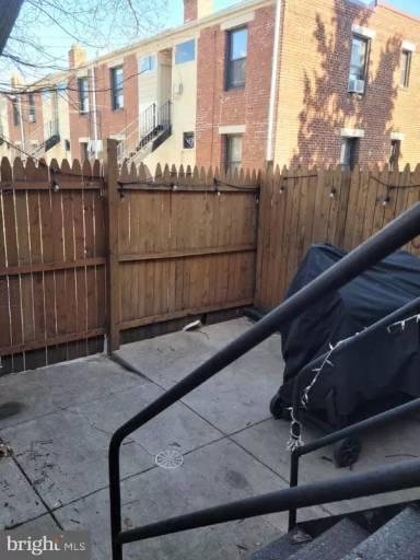 Main picture of 1514 Queen St NE