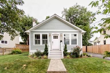 Main picture of 2502 E Randolph Ave