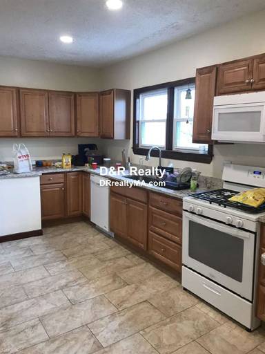 Main picture of 569 Main St