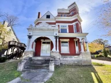 Main picture of 325 W Sixth St