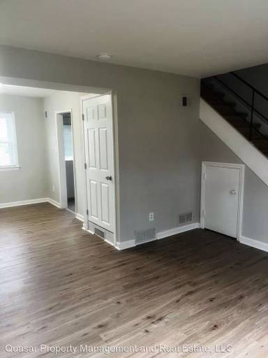 Main picture of 2580 Iverson St