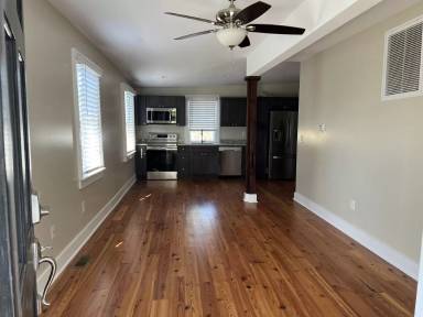 Main picture of 125 Coming St