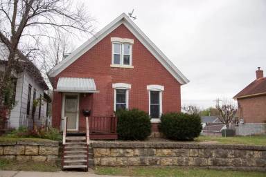 Main picture of 2432 Queen St