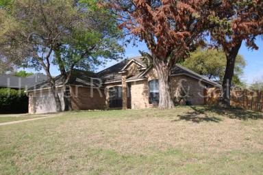 Main picture of 700 Honeysuckle Cir