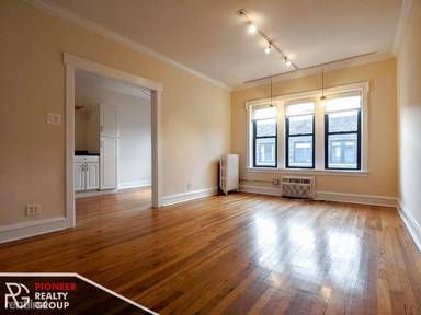 Main picture of 742 W Addison St
