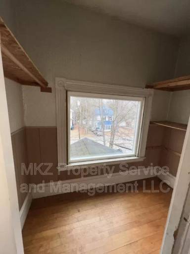Main picture of 33 Forest Ave