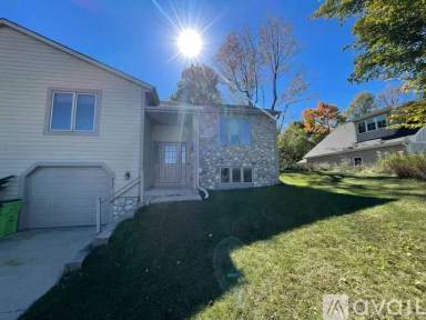 Main picture of 927 W Monroe Ave
