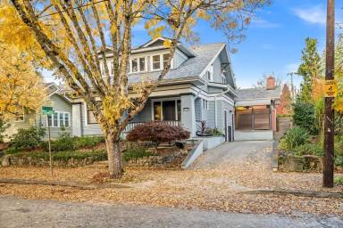 Main picture of 3455 NE Tillamook St
