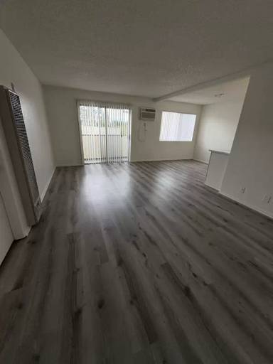 Main picture of 6925 Haskell Ave
