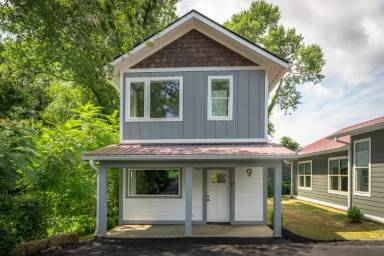 Main picture of 9 City Cove Ln