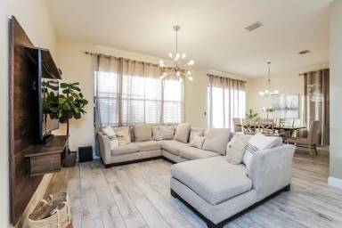 Main picture of 8916 Madrid Cir