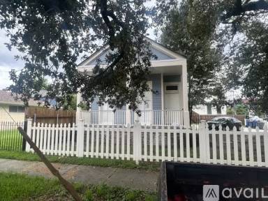 Main picture of 2535 Upperline St