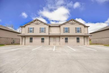 Main picture of 152 Center Pointe Dr
