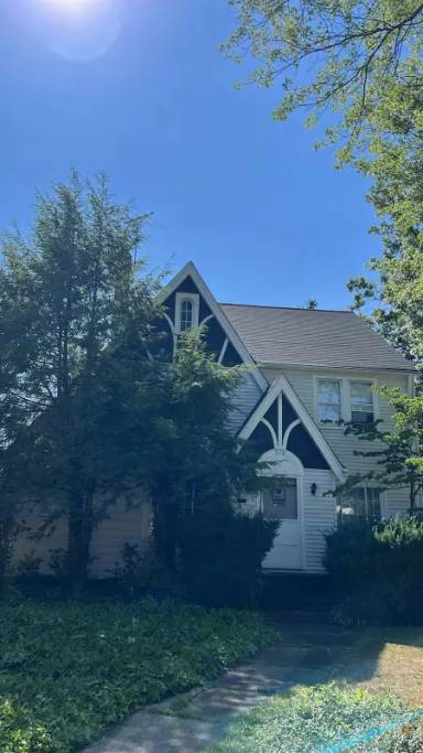 Main picture of 910 Beverly Rd