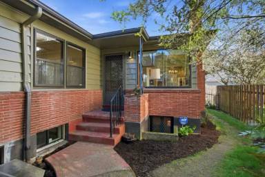 Main picture of 5847 NE 30th Ave